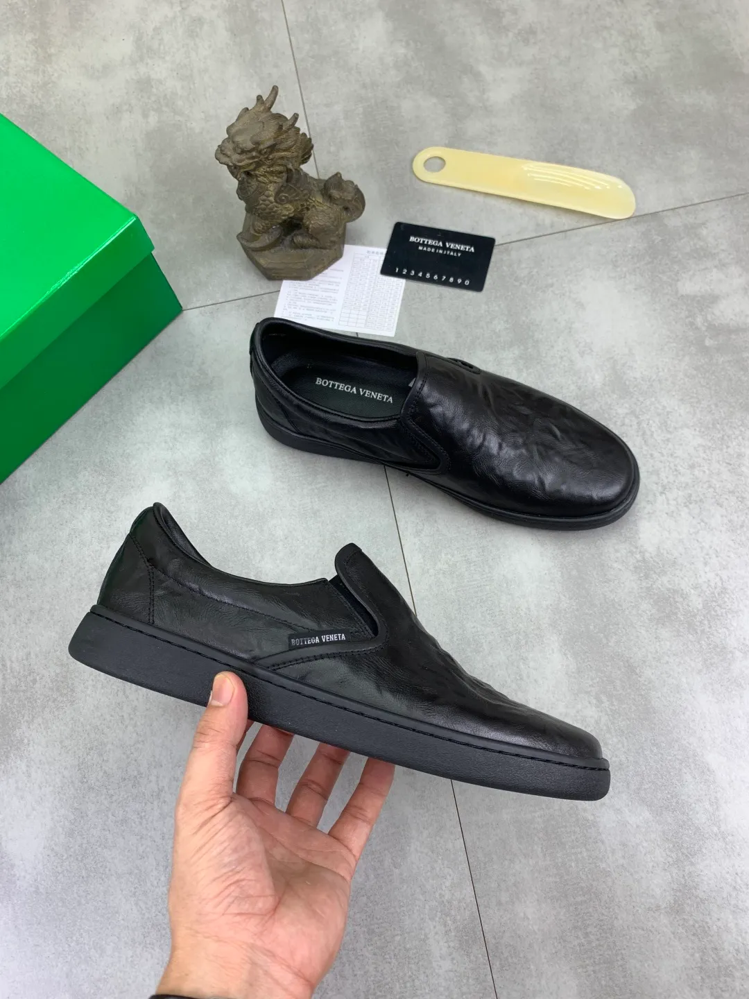 Men's shoes 💰P520 [New model] Water-dyed cow leather 💰High-quality business casual shoes 💎💎💎 BOTTEGA VENETA official website synchronizes the latest top version of BV in the market, accepts material comparison, shoe type comparison, process comparison, practical and textured, versatile and suitable for any occasion, the more you look at it, the more flavorful it becomes. Pure hand-woven craftsmanship - Upper material, hand-woven calfskin imported from Italy 🇮🇹 - High-quality water-dyed cowhide lining - Original private model customized outsole -Size: 39-45 Color: black or brown optional